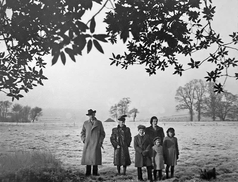Cecil Beaton, Etty Beaton, John, Baba Hambro, Rosamund & Zandra 