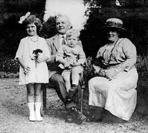Gerald & Rhoda May Robinson with children Molly & Reg Robinson